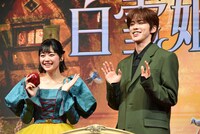 会見の終了間際に緊張が解けてきたという河野純喜（右）と、吉柳咲良（左）