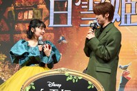 雑談をする吉柳咲良（左）と河野純喜（右）