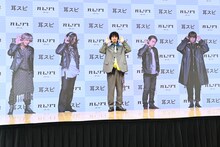 斎藤工（中央）とロックバンド・MIMISPIのメンバー