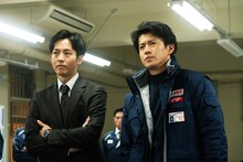 映画「フロントライン」より、松坂桃李演じる厚生労働省から派遣された役人・立松信貴（左）と小栗旬演じるDMAT指揮官の結城英晴（右）