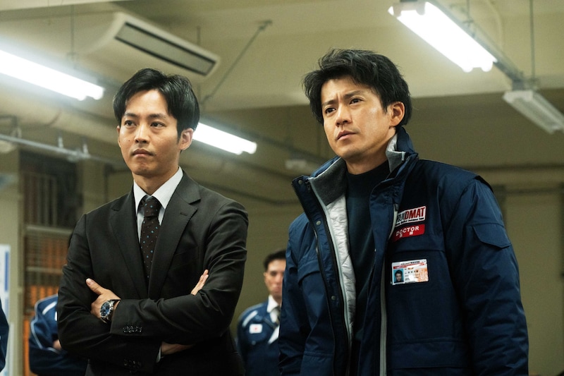 映画「フロントライン」より、松坂桃李演じる厚生労働省から派遣された役人・立松信貴（左）と小栗旬演じるDMAT指揮官の結城英晴（右）