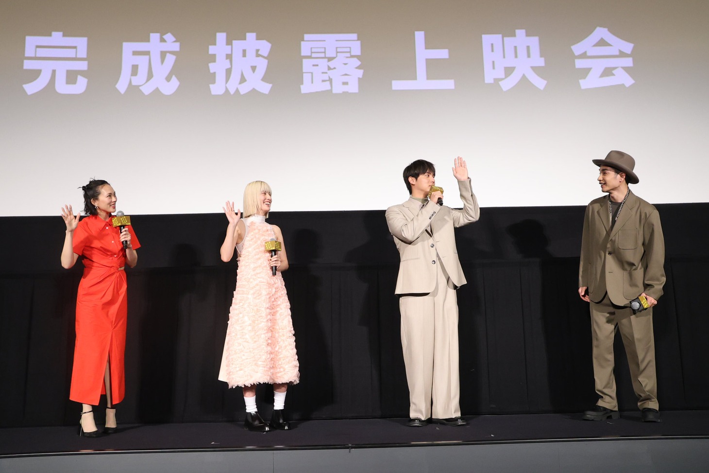 左から臼田あさ美、橋本愛、中川大志、中村蒼