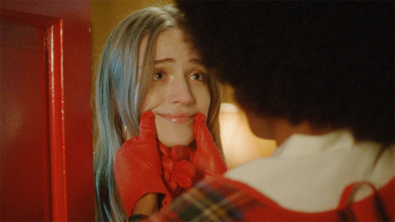 少女が見た“不思議の国”とは…タリア・ライダー主演「スイート・イースト」予告