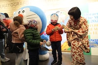 イタリアの子供たちと交流する水田わさび（右）