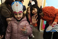 イタリアの子供たちと交流するあいみょん（右）