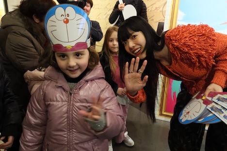 イタリアの子供たちと交流するあいみょん（右）