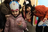 イタリアの子供たちと交流するあいみょん(右)