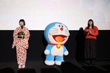 「映画ドラえもん のび太の絵世界物語」舞台挨拶の様子。左から水田わさび、ドラえもん、あいみょん