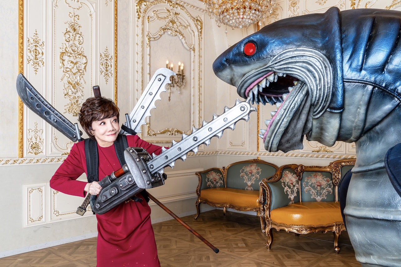 異空間で若返った松島トモ子がサメと対決、河崎実監督のサメ映画が4月公開