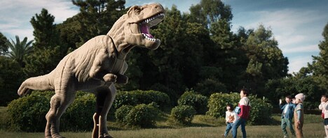 ハッピーセット「ジュラシック・ワールド／サバイバル・ミッション」テレビCMより