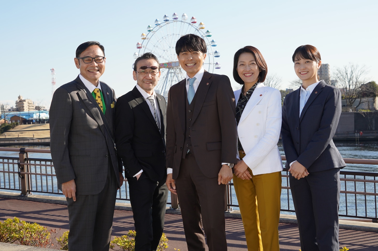 左から田口浩正、吹越満、井ノ原快彦、羽田美智子、深川麻衣