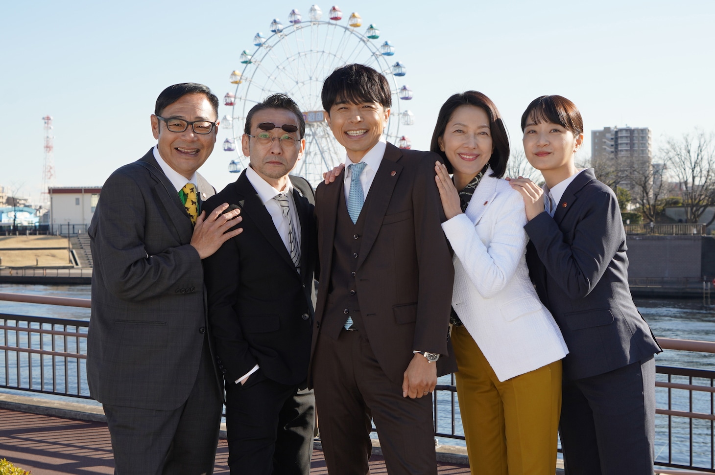 左から田口浩正、吹越満、井ノ原快彦、羽田美智子、深川麻衣