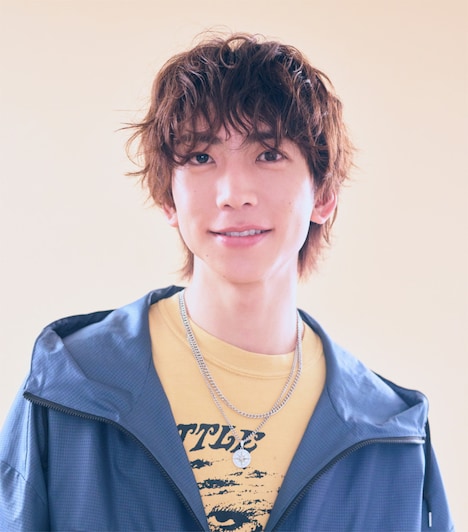 「三人夫婦」より、鈴木大河演じる里村新平