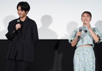 左から赤楚衛二、上白石萌歌