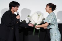 上白石萌歌（右）に花束を渡す赤楚衛二（左）