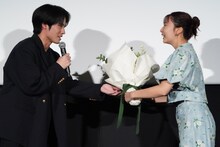 上白石萌歌（右）に花束を渡す赤楚衛二（左）