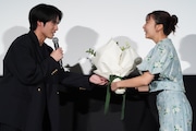 上白石萌歌(右)に花束を渡す赤楚衛二(左)