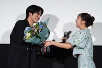 赤楚衛二（左）に花束を渡す上白石萌歌（右）