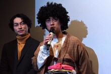 喜矢武豊（手前）