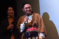 ウィッグを取って笑いを誘う喜矢武豊（手前）