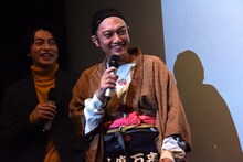 ウィッグを取って笑いを誘う喜矢武豊（手前）