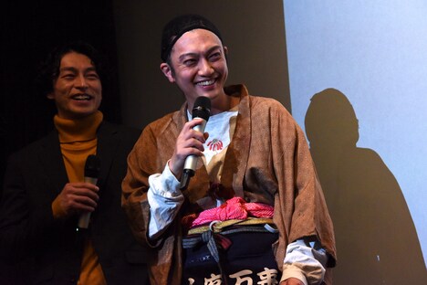 ウィッグを取って笑いを誘う喜矢武豊(手前)