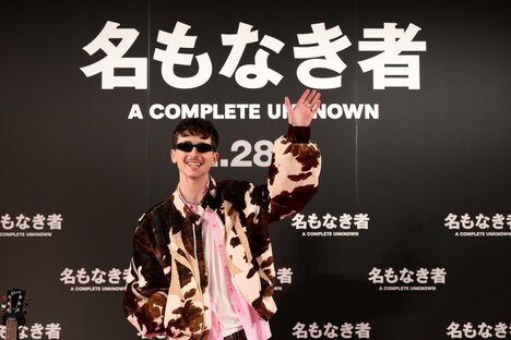 ファンに手を振るティモシー・シャラメ