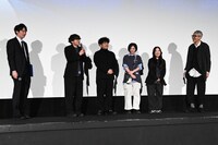 「劇映画 孤独のグルメ」宣伝スタッフと松重豊（右）