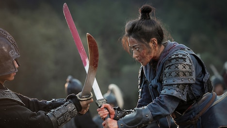 チャン・ティエンアイ（張天愛）演じる阿麦（右）