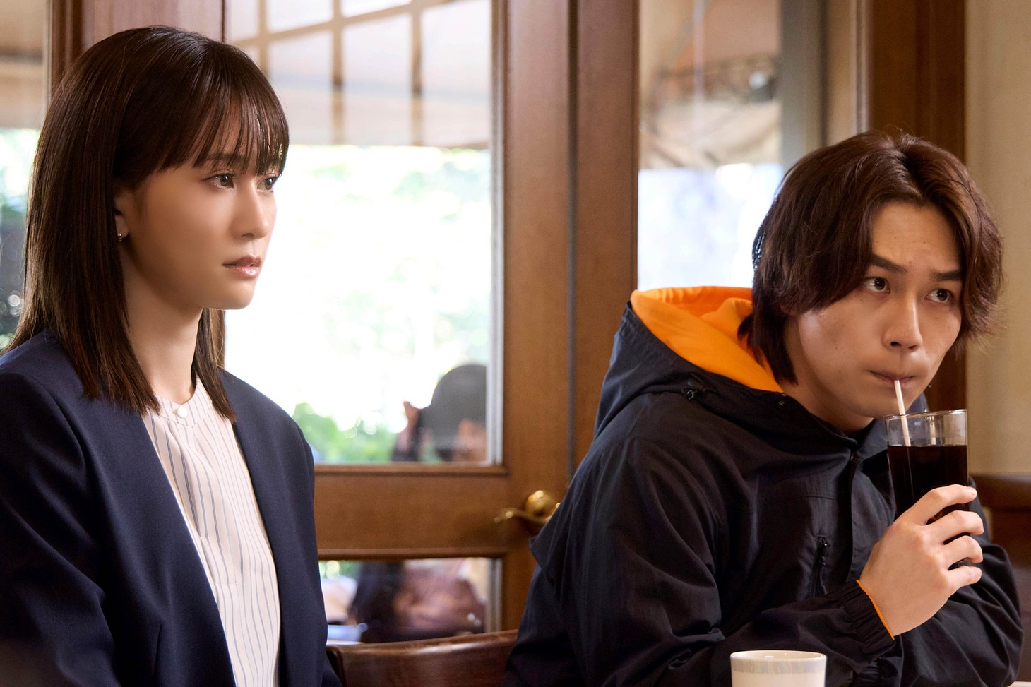 左から前田敦子演じる真野直己、松田元太演じる人見廉