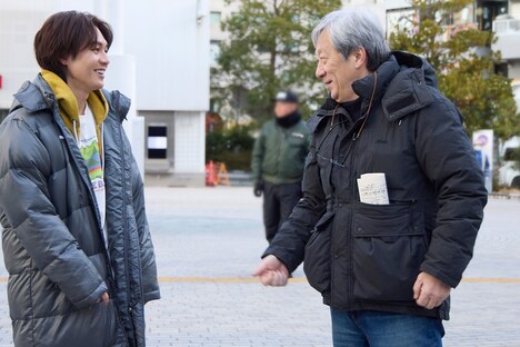 人見廉役の松田元太(左)