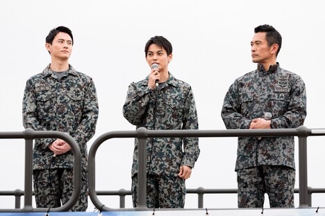 左から前田拳太郎、神尾楓珠、内野聖陽、