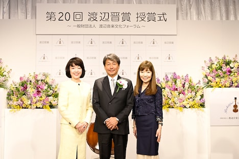 左から渡邊万由美、宇野康秀、渡辺ミキ