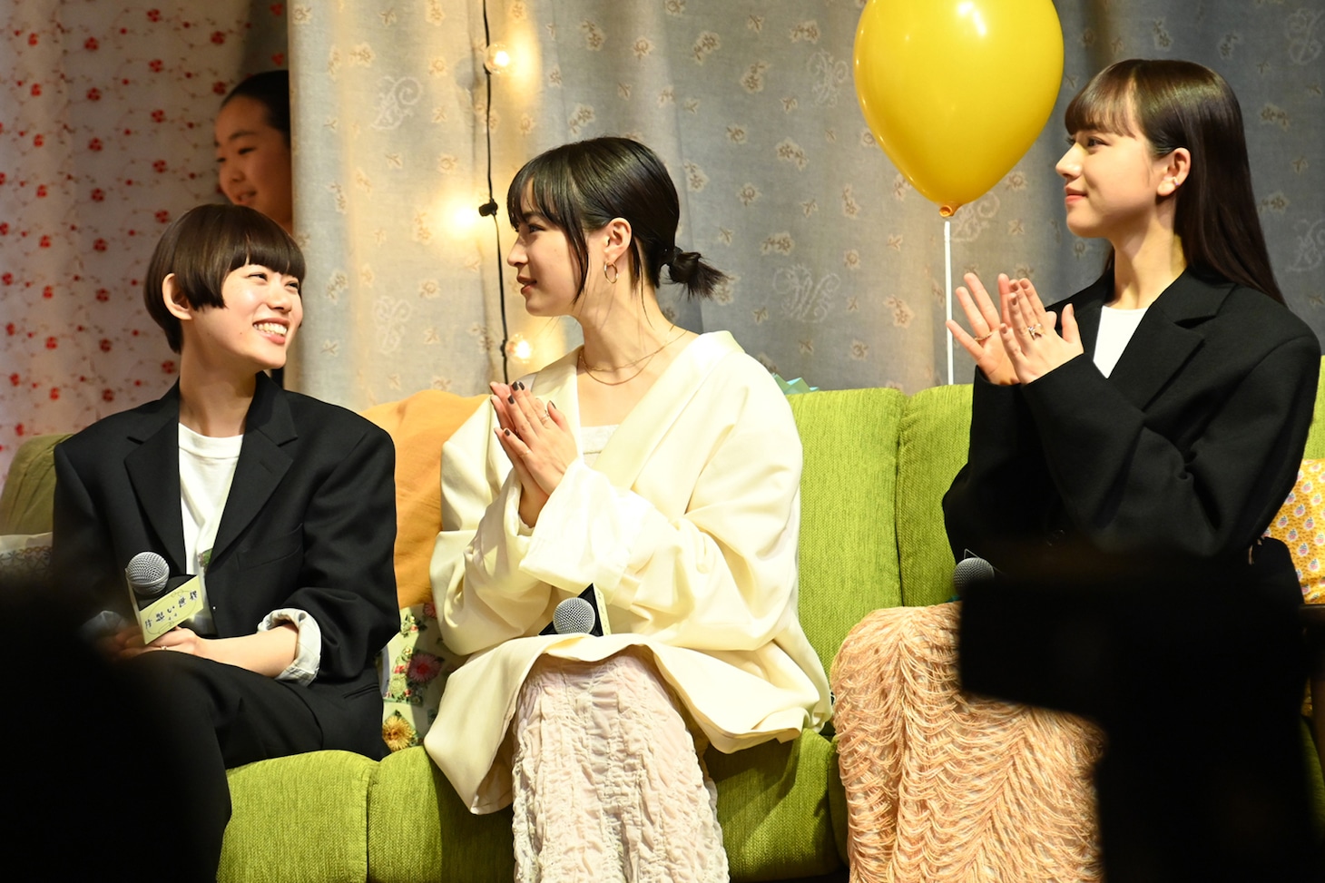 杉並児童合唱団が劇中歌「声は風」をイベント中に披露。杉咲花（左）、広瀬すず（中央）、清原果耶（右）は歌声に耳を傾けていた