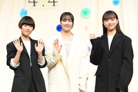 「片思い世界」完成報告イベントの様子。左から杉咲花、広瀬すず、清原果耶