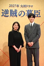 左から安達奈緒子、松坂桃李