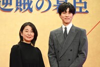 左から安達奈緒子、松坂桃李