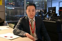 「キャスター」より、音尾琢真演じる山井和之