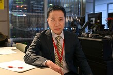 「キャスター」より、音尾琢真演じる山井和之