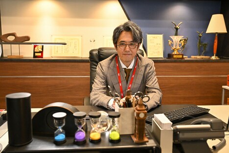 「キャスター」より、岡部たかし演じる海馬浩司