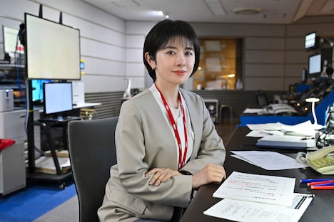 「キャスター」より、宮澤エマ演じる市之瀬咲子