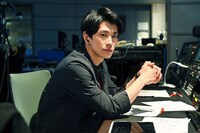 「キャスター」より、玉置玲央演じる梶原広大