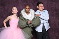 左からアリアナ・グランデ、シンシア・エリヴォ、ジョン・M・チュウ