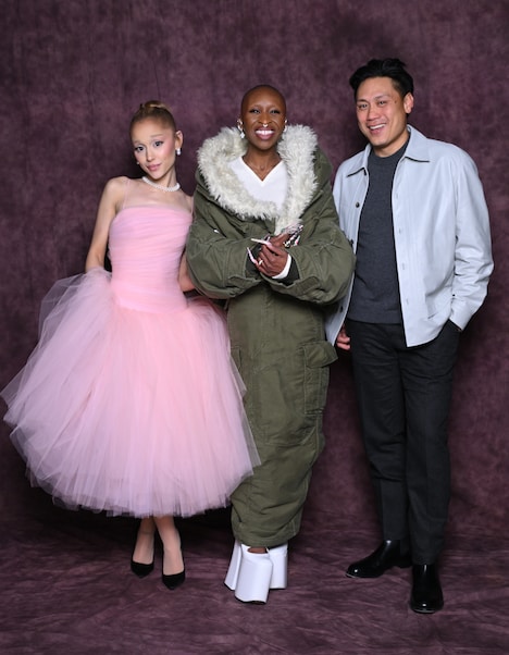 左からアリアナ・グランデ、シンシア・エリヴォ、ジョン・M・チュウ