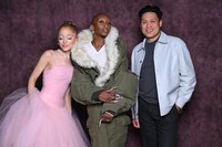 左からアリアナ・グランデ、シンシア・エリヴォ、ジョン・M・チュウ