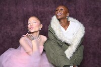 左からアリアナ・グランデ、シンシア・エリヴォ