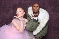 左からアリアナ・グランデ、シンシア・エリヴォ