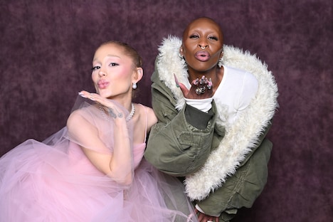 左からアリアナ・グランデ、シンシア・エリヴォ