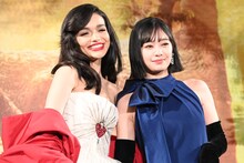 実写映画「白雪姫」プレミアムライブの様子。左からレイチェル・ゼグラー、吉柳咲良
