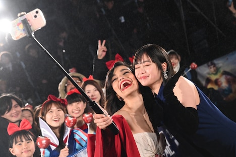 左からレイチェル・ゼグラー、吉柳咲良